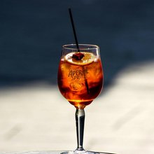 Η ιστορία του Aperol Spritz: Πώς ένα τυχαίο λάθος δημιούργησε το πιο διάσημο καλοκαιρινό κοκτέιλ