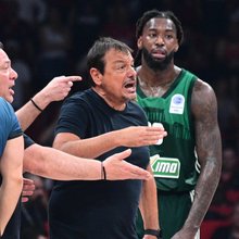 O Εργκίν Αταμάν διαμαρτύρεται στους διαιτητές του τρίτου τελικού Ολυμπιακού - Παναθηναϊκού AKTOR και αποβάλλεται