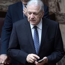 Αρνείται κάθε κατηγορία για το QatarGate ο Δημήτρης Αβραμόπουλος -Σε λίγο η ψηφοφορία για την άρση ασυλίας του πρώην επιτρόπου