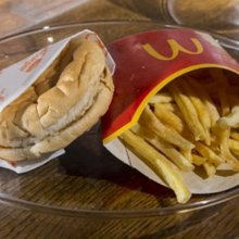 Το τελευταίο Big Mac που πωλήθηκε στην Ισλανδία εξακολουθεί να υπάρχει, να εκτίθεται δημόσια και να προσελκύει το ενδιαφέρον επισκεπτών από όλο τον κόσμο / INSTAGRAM