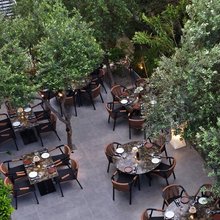 Στην αυλή του steakhouse «Burnt Bone»