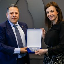Ο Πρόεδρος του ΕΚΑΒ, κ. Γεώργιος Χαραλάμπους με την κυρία Ελένη Βρεττού, CEO της CrediaBank