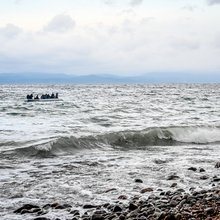 Διάσωση μεταναστών σε βάρκα 