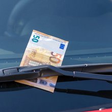 Χαρτονόμισμα σε παρμπρίζ αυτοκινήτου 