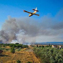 Αεροσκάφος επιχειρεί στη φωτιά στη Θεσσαλονίκη
