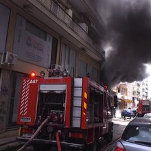 Μεγάλη φωτιά σε συνεργείο αυτοκινήτων στη Θεσσαλονίκη