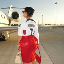 Η Χοερχίνα Ροντρίγκεζ φορώντας τη φανέλα του σούπερ σταρ συντρόφου της, Ρονάλντο