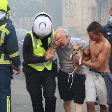 Καλλιθέα: Απόγνωση του γιου για τη φωτιά στο διαμέρισμα