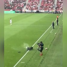 Εναέρια κάμερα έπεσε σε αγωνιστικό χώρο