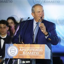 Ο πρώην πρωθυπουργός Κώστας Καραμανλής στην εκδήλωση αποφοίτησης του Αριστοτελείου Κολλεγίου