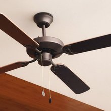 Οι ειδικοί εξηγούν: Το κλιματιστικό ρυθμίζει τη θερμοκρασία, ο ανεμιστήρας οροφής αλλάζει την αίσθηση