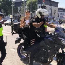 Αστυνομικός με μοτοσικλέτα μετέφερε μαθήτρια που είχε αργήσει για τις εξετάσεις 