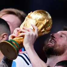 Ο Λιονέλ Μέσι ασπάζεται το τρόπαιο του Παγκοσμίου Κυπέλλου το 2022