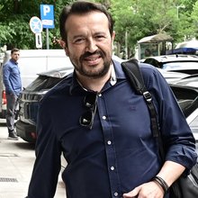 Ο Νίκος Παππάς έξω από τα γραφεία του ΣΥΡΙΖΑ