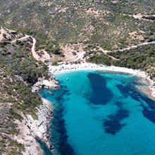 Αυτή είναι η παραλία με τη λευκή άμμο που απέχει μόλις 2 ώρες από την Αθήνα -Πού βρίσκεται