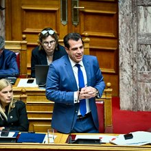 Ο Θάνος Πλεύρης κατά την εισήγησή του στη Βουλή