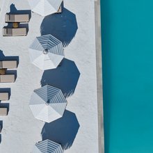Αποψη από την πισίνα στο νέο ξενοδοχείο Pounda Resort Paros στην Πούντα / Φωτογραφία: Radisson Individuals