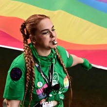 Νεαρή γυναίκα συμμετέχει στην παρέλαση Athens Pride 2025