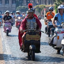 Κάτοικοι της Ρώμης κάνουν βόλτα με τη vespa τους για τα 80 χρόνια του θρυλικού σκούτερ