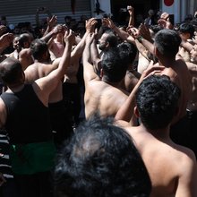 Σιίτες αυτομαστιγώθηκαν στον Πειραιά για να γιορτάσουν την Ασούρα