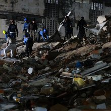 Έρευνες στα ερείπια κτιρίου μετά το διπλό σεισμό στη Βενεζουέλα