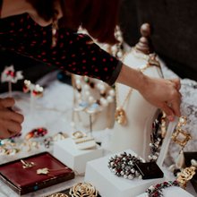 Ήταν στη μπιζουτιέρα κάθε σπιτιού τη δεκαετία του ’50 -Τώρα είναι ένα πολύτιμο διακοσμητικό εύρημα σε καταστήματα μεταχειρισμένων ειδών