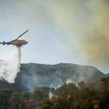 Λέσβος: Ολονύχτια μάχη με τις αναζωπυρώσεις στο Πλωμάρι