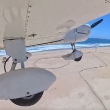 Πιλότος προσγείωσε μονοκινητήριο αεροπλάνο σε παραλία της Καλιφόρνια
