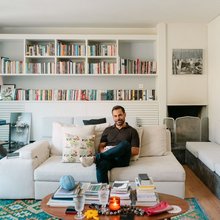 Ο Αλέξανδρος Κασσανδρινός μάς ανοίγει το διαμέρισμα του, στο Παγκράτι