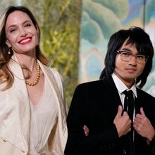 Η Αντζελίνα Τζολί με τον γιο της Μάντοξ