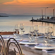 ποτήρια τραπέζι βεράντα θάλασσα ηλιοβασίλεμα Ark Γλυφάδα