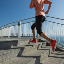 Το ανέβασμα σκαλοπατιών μετά τα 60 βοηθά στην ενδυνάμωση 