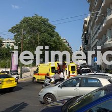 Ασθενοφόρο στο κέντρο της Αθήνας