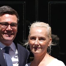 Ο νέος Βρετανός πρωθυπουργός Άντι Μπέρναμ με την σύζυγό του Μαρί-Φρανς φαν Χιλ έξω από την πρωθυπουργική κατοικία στην Ντάουνινγκ Στριτ / AP