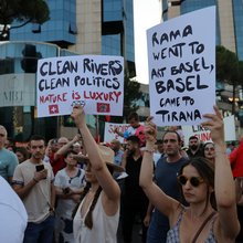 νέα, μαζική κινητοποίηση στα Τίρανα κατά του σχεδίου ανέγερσης τουριστικού συγκροτήματος που συνδέεται με την οικογένεια Τραμπ