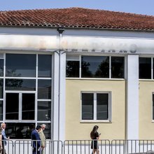Το κτίριο της δίκης για τα Τέμπη στη Λάρισα