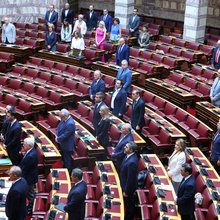 Ενός λεπτού σιγή στη Βουλή για τον θάνατο πυροσβεστών