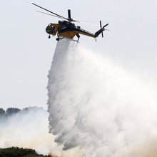 Ελικόπτερο επιχειρεί στη φωτιά στο Δερβένι Θεσσαλονίκης 