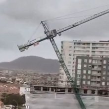 Γερανός πέφτει από θυελλώδεις ανέμους στη Χιλή