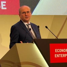 Ο Κωστής Χατζηδάκης στο συνέδριο του Economist