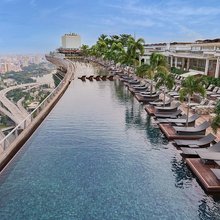  Η περίφημη SkyPark Infinity Pool θεωρείται η μεγαλύτερη πισίνα υπερχείλισης στον κόσμο που βρίσκεται σε τόσο μεγάλο ύψος, με μήκος σχεδόν 150 μέτρων / INSTAGRAM
