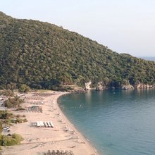 Το άγνωστο χωριό-διαμάντι της Ηπείρου που συνδυάζει βουνό και θάλασσα- Κρύβει μία από τις ομορφότερες παραλίες της Ελλάδας
