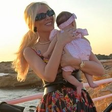 Η Κατερίνα Καινούργιου με την κόρη της στην Πάρο