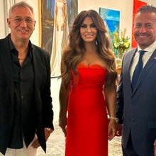 Η Κίμπερλι Γκίλφοϊλ μαζί με τον Τζον Χριστοδούλου (δεξιά) και τον Γιώργο Ντάβλα