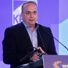 Αιχμηρή απάντηση Κωνσταντέλλου σε Τσίπρα για τα περί «ξενοδοχείου» της Βουλιαγμένης -«Εκείνος σχολιάζει, εμείς αγωνιζόμαστε»