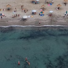 Κοσμος σε παραλία της Αττικής 
