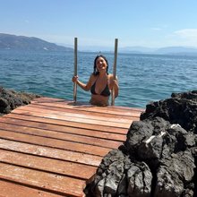 Η Μάγκι Τζίλενχαλ απολαμβάνει τις βουτιές της στην Κέρκυρα