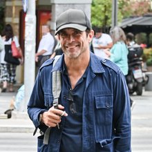 Ο Κωνσταντίνος Μαρκουλάκης στο κέντρο της Αθήνας με το πιο επίκαιρο look -Η τάση που θα δούμε παντού το φθινόπωρο
