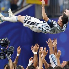 Μουντιάλ 2026: Σήκωσαν στα χέρια τον απόλυτο... ροκ σταρ Μέσι -Το πάρτι συνεχίστηκε στα αποδυτήρια της Αργεντινής [βίντεο]