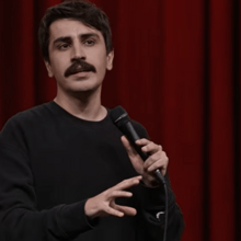 Ο Τούρκος κωμικός Ντενίζ Γκοκτάς 